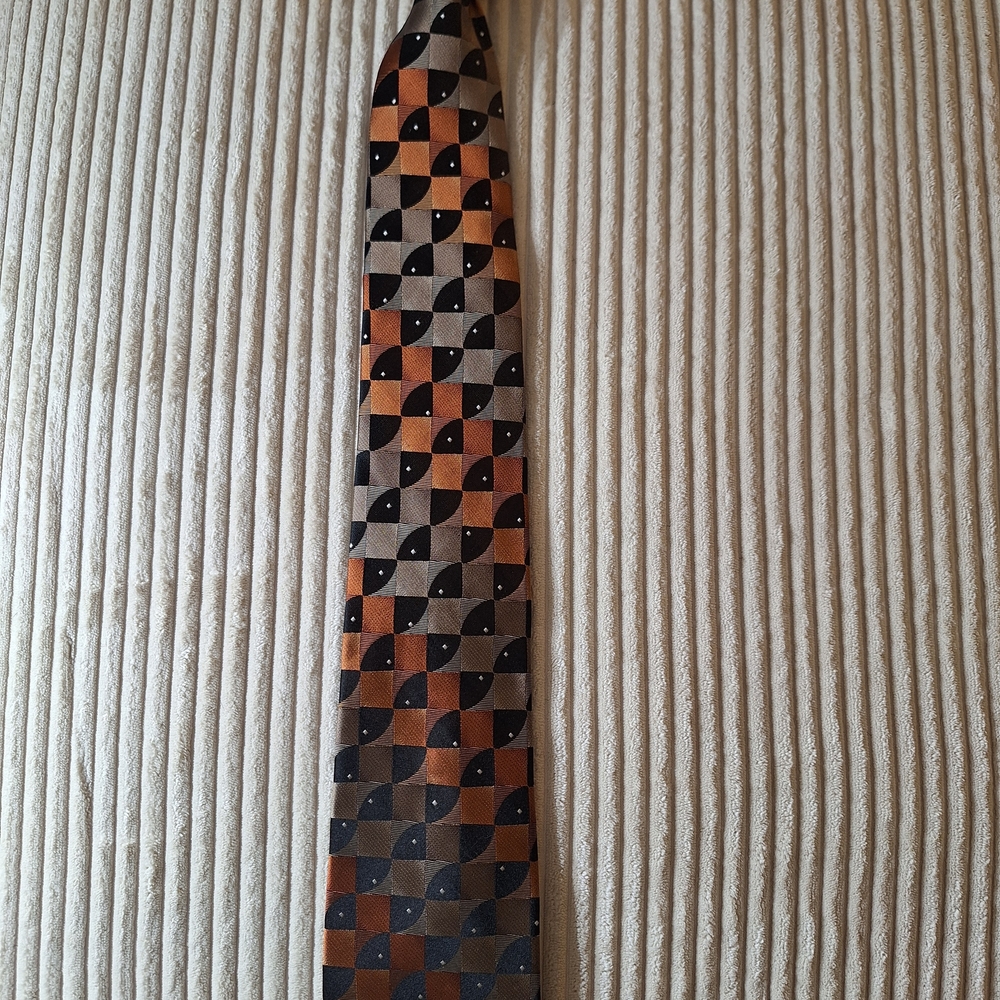 Arrow Geometric Tie in Black And Rust.